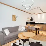 Host2u Highland Hideaway