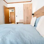 Host2u Highland Hideaway *