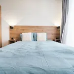 Host2u Highland Hideaway *